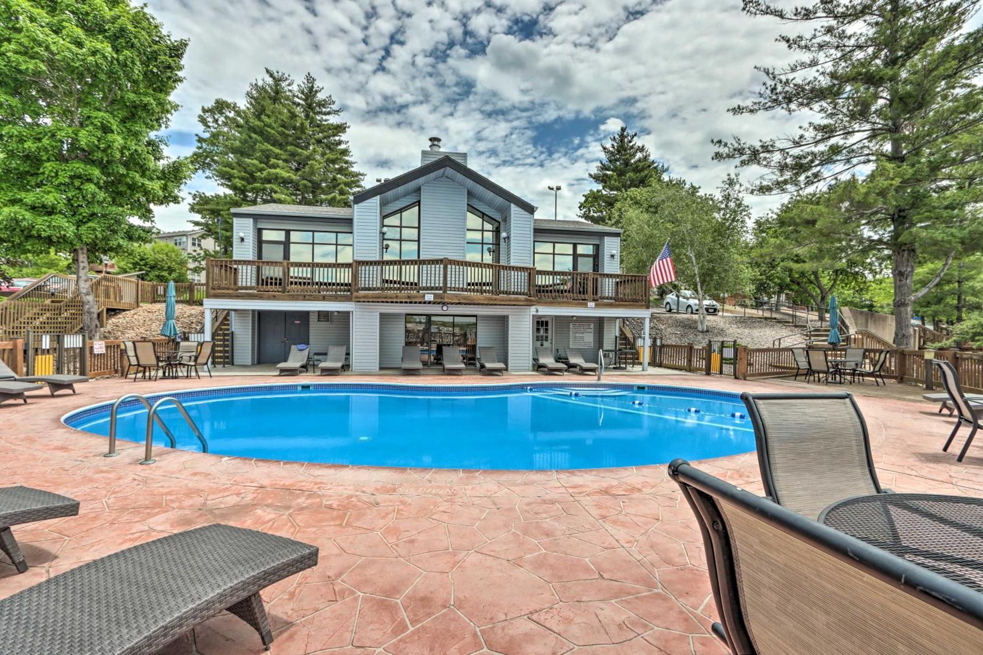 Sunny Osage Beach With Balcony And Lakefront View Bagian luar foto